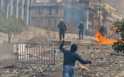 Grécia em Chamas: Protestos e Luto Marcam Greve Geral!